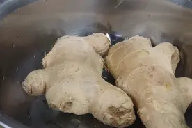 经常腰酸背痛不用愁，村里爷爷教我醋泡姜，几片生姜作用太厉害了图片