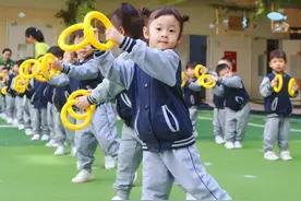 小希父母课堂｜小朋友上幼儿园穿什么衣服好？图片