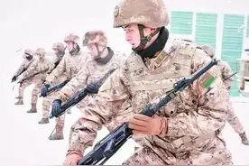 解放军配发的21式作训服，最大改变不再区分兵种，而是贴近实战图片