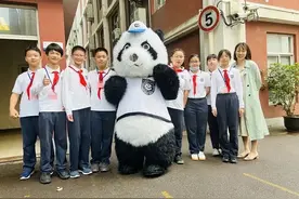 少年即将出征 父母千叮万嘱或许不如送上“爱的抱抱”图片
