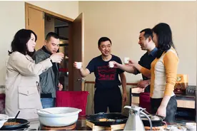 酒桌上倒酒，别人为什么突然“敲桌子”？建议搞懂，免得闹笑话图片