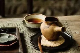 俗语“有钱不去两地，没钱不求两人”，老祖宗的忠告，心塞又现实图片