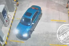 太粗心！男子未拔油枪就开车，加油工被绊倒头部受伤图片