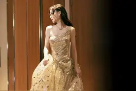 baby元宵晚会盛装出席，不幸现场翻车，网友：能假的真一点吗？图片