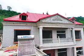 农村建新房120平米屋顶盖树脂瓦，搭钢架安装瓦三人三天完工太快图片