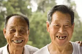掉牙和寿命有关？60岁的人，牙齿剩多少颗才算正常？研究结果公布图片