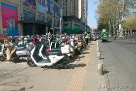 “把脉”城市停车难②｜“上天入地”“资源共享”“柔性执法”，郑州中原区、高新区治乱解难有高招图片