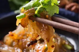 今天分享一道开胃解暑的醋捞海蜇图片