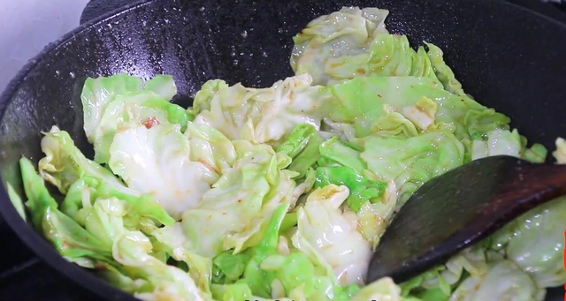 原来炒包菜也有窍门，加一种调料，简单一炒，比大鱼大肉都好吃