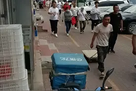 进考场前，因为手机和儿子吵了半小时，我承认我输了输得如此卑微图片
