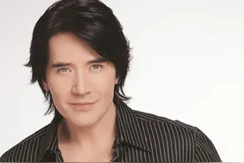 费翔62岁仍未婚：姐姐早逝父母离异，他为孤单母亲在上海安一个家图片