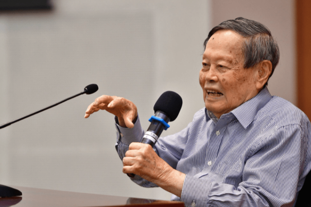 杨振宁曾坦言：我放弃中国国籍后，父亲一直没能宽恕我