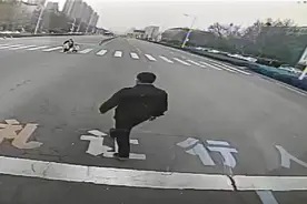 公交驾驶员礼让斑马线，并护送老人及小孩过马路图片