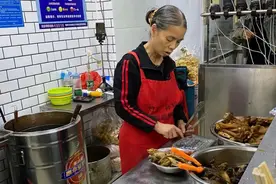 全网最嚣张的老太婆，如今收敛暴脾气还会对客人笑了，网友：晚了图片