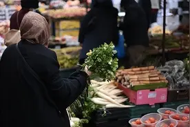 生活成本高涨，经济危机变健康危机，七分之一的英国人忍饥挨饿图片