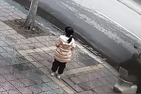 湖南怀化 消防员带走丢的萌娃归家，妈妈瞬间泪崩图片