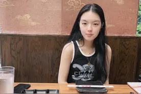 李咏去世近4年，53岁妻子哈文分享女儿近照，20岁气质出众颜值高图片