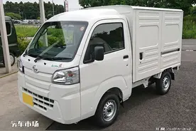 大发微卡厢式货车改房车，布局随意调整，几块木板拼床和卡座图片