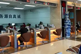 银行卡别再开通短信通知了，不少人没当回事，多亏有银行员工提醒图片