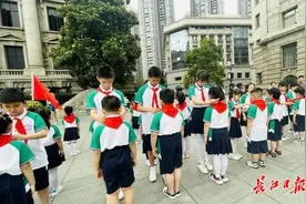 在历经百年沧桑的江汉关大楼下，我戴上了红领巾图片