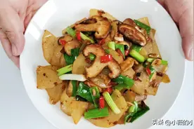 土豆和香菇一起炒没想到这么好吃！浓郁的酱香味超下饭图片