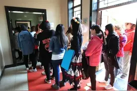 为什么景区、商场的女厕所总是大排长龙，男厕所却不用？图片