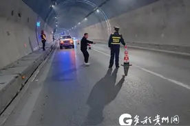 惊险！车辆行驶隧道内突然断电 执法人员紧急救援图片