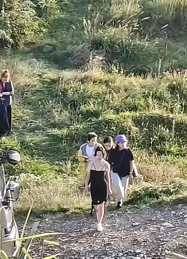 何超琼现身贵州山林，穿紧身吊带露肤度高，网友：自带驱蚊
