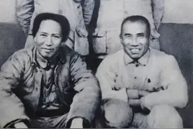 四大伟人最早的合影，这让我想起了，第四版人民币的百元大钞图片
