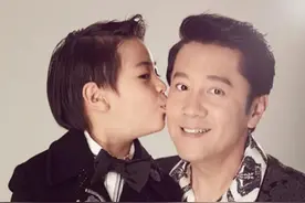 蔡国庆：两次情断跨国恋后，娶亿万富婆为妻，如今儿子是他的骄傲图片