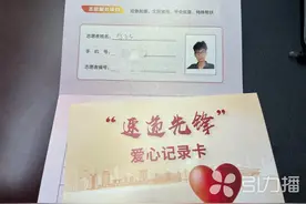 抱着60斤重的小男孩冲向救护车，张家港快递小哥助患儿及时脱险图片