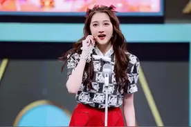 168的迪丽热巴撞上173的关晓彤，两人同框，不是腿长就能赢图片