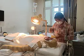 父子被大火吞噬，半月花光村民捐款27万，父亲忍痛跪谢：救儿子吧图片