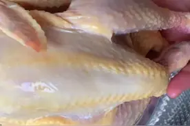 一整只鸡这样做超级简单，放锅里蒸一蒸，不加水，不放油，太香了图片