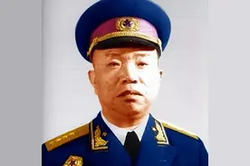 一红军被追捕，老妇将他藏起来后，转身就对敌人说：他藏在我这里图片