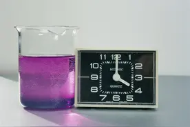 高锰酸钾，用好了可以消毒杀菌，用不好会灼伤腐蚀皮肤图片