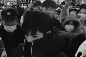 网红殷世航现身引轰动！遭路人围堵被警察当场架走，蹲警局跨年图片