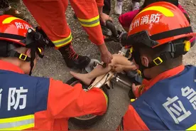 女孩脚卡自行车曲柄 黔西消防紧急救援化险为夷图片