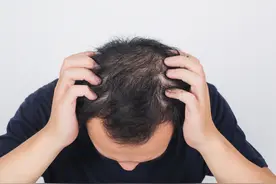 每天洗一次头和每周洗一次头的人，哪种更健康？答案来了图片