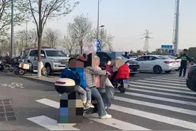 太原：一家长骑车带三孩图片