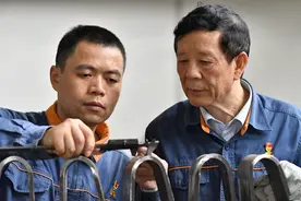 “大国工匠”艾爱国：一心一艺 焊花不熄图片