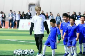 鹿晗又给小朋友们建球场了；马斯克去年捐款数额缩水近七成图片