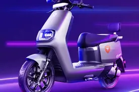 雅迪推出高速版E8，搭载2000W电机，时速65码，可以边走边充电图片