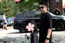 刘恺威带女儿现身加拿大，9岁小糯米形体容貌出众，遗传杨幂神颜图片
