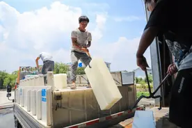 罕见高温下冰块卖爆了！制冰成了好生意？图片