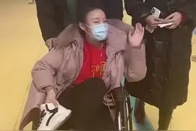 草帽姐突遇意外！身上两处骨折坐轮椅去医院，躺病床上脸色苍白图片
