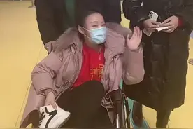 草帽姐突遇意外！身上两处骨折坐轮椅去医院，躺病床上脸色苍白图片