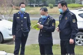 农管火了，查农用三轮车，禁止无证卖黄瓜，卖菜也要三证？图片