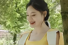 唐小鱼穿短裙上山，在异性面前下蹲引热议，网友：离被封不远了图片