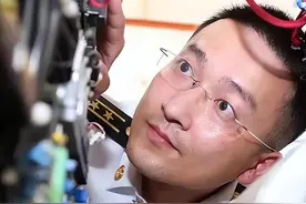 中国一等功臣肖飞：25岁攻克世界难题，被称为海军界的“钱学森”图片